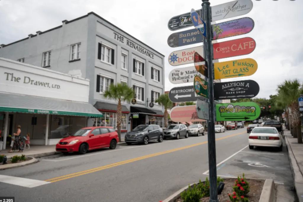 Dining at Mount Dora A street with a sign pointing to multiple dining and shopping locations