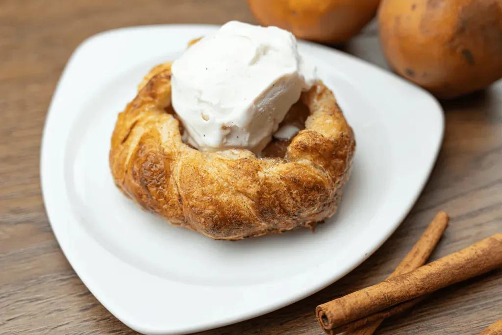 Apfelgalette mit Vanilleeis Eine Apfelgalette mit Vanilleeis