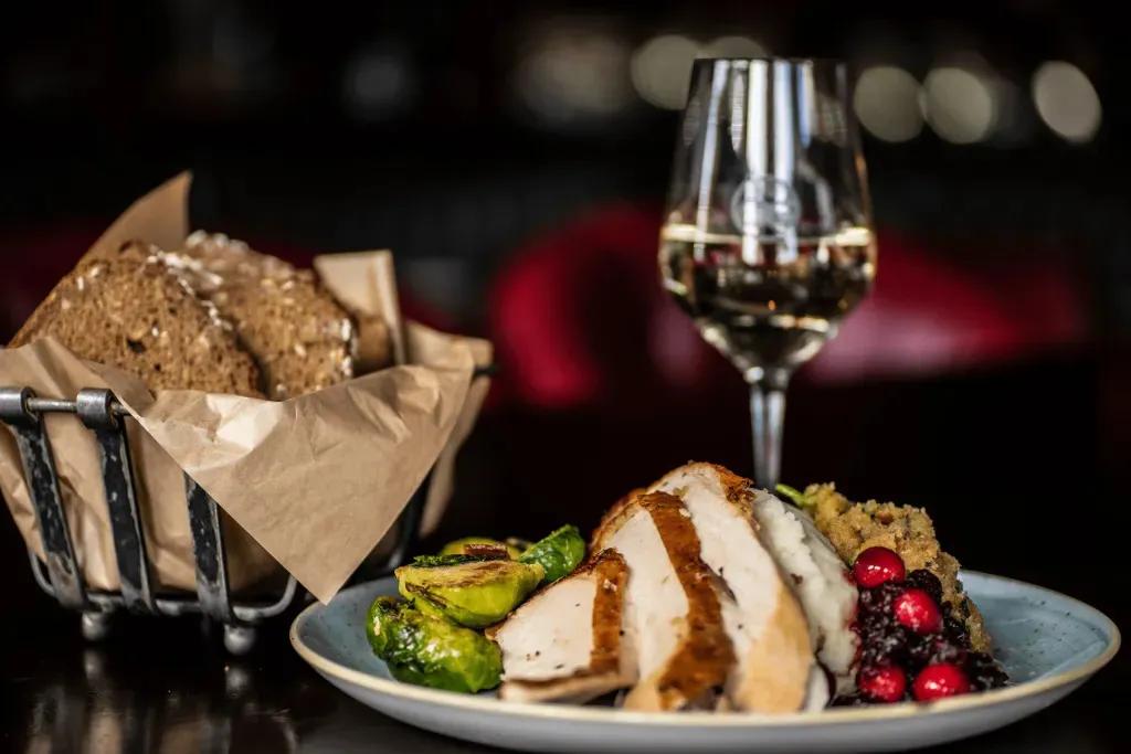 Raglan Road in Disney Springs Festliches Essen mit Truthahn und Rotwein in Raglan Road in Disney Springs