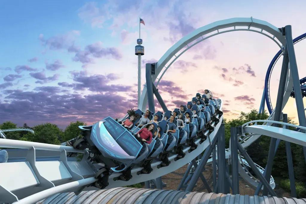 Penguin Trek in SeaWorld Orlando Grafik einer eisblauen Familienachterbahn, auf der viele lächelnde Menschen sitzen, während sie sich um die Kurven schlängelt. Im Hintergrund geht die Sonne in rosafarbenen und blauen Tönen unter.