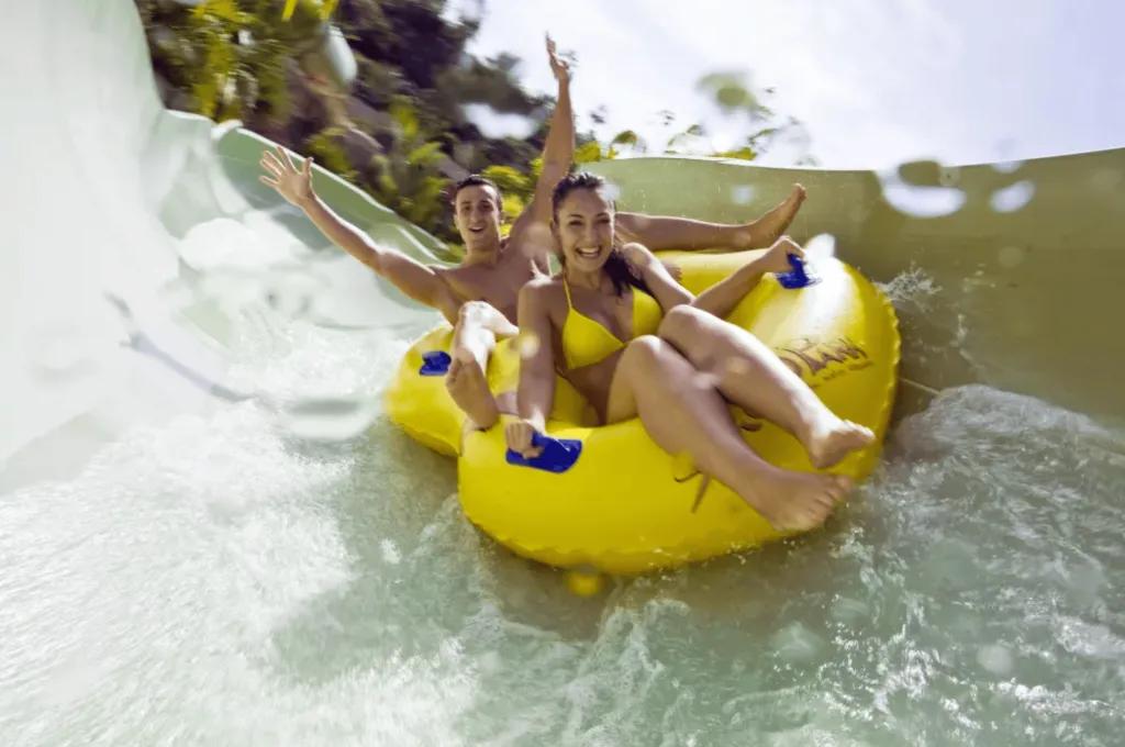 Siam Park Wasserpark Ein Pärchen rutscht eine Wasserrutsche hinunter