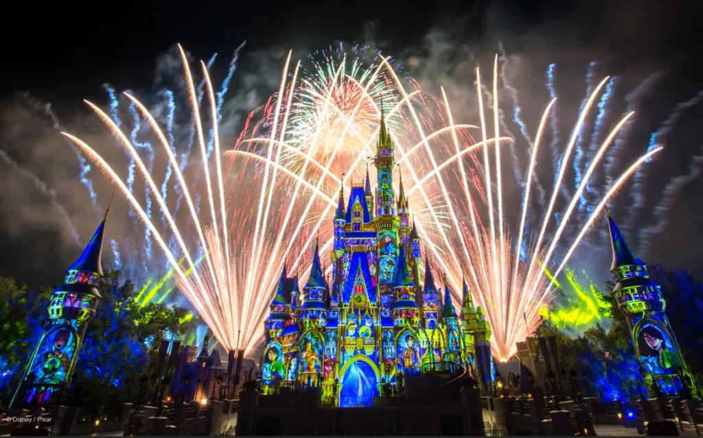 Happily Ever After Feuerwerk im Magic Kingdom Park Das Happily Ever After Feuerwerk erhellt den Himmel über dem Cinderella Schloss und Projektionen zeigen Disney Figuren auf dem Schloss