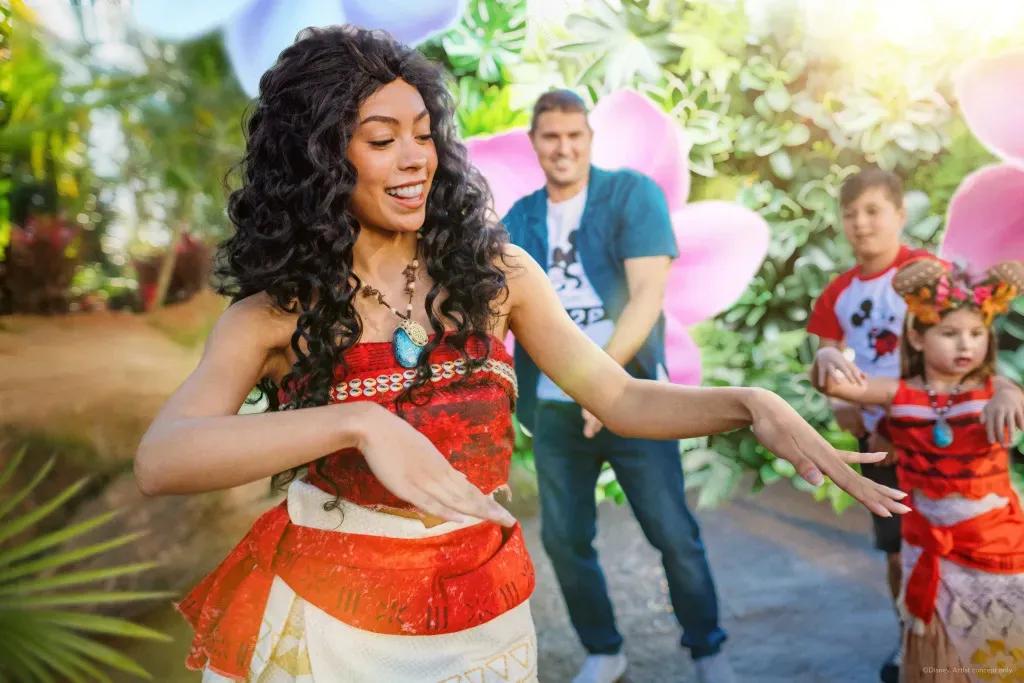 Vaiana tanzt während des Disney Music Festivals Vaiana tanzt mit Gästen jedes Alters.