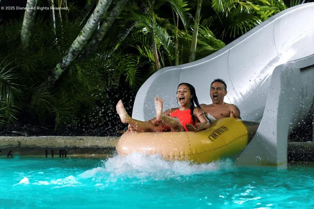Wasserrutsche im Disney's Typhoon Lagoon Wasserpark Ein Paar rutscht eine Wasserrutsche im Disneys Typhoon Lagoon Waterpark hinunter