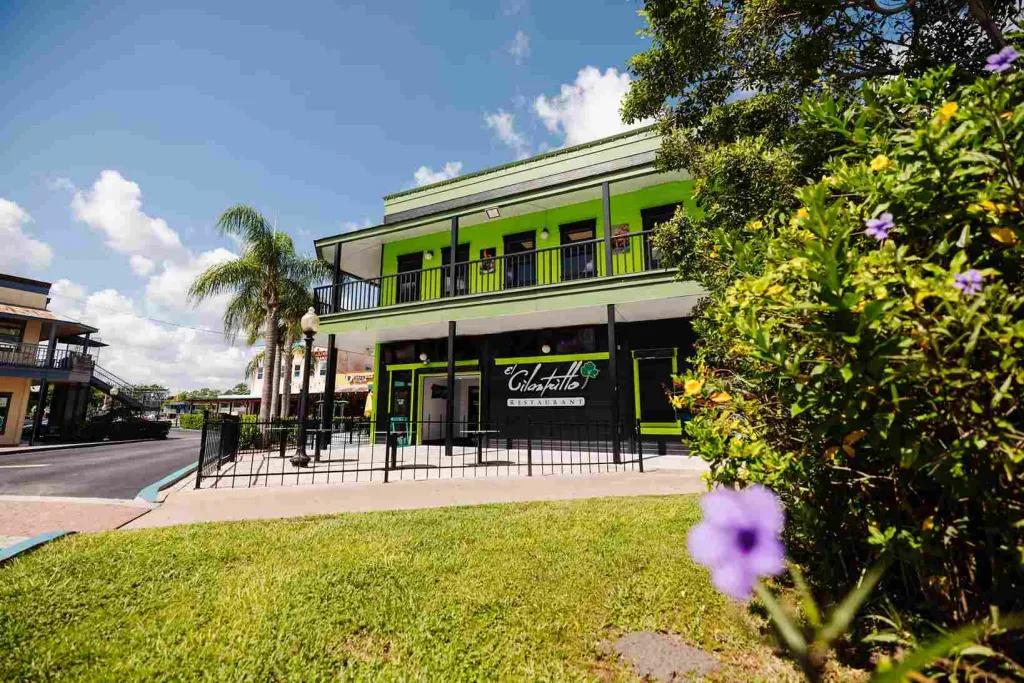 A green vibrant restaurant in Orlando.