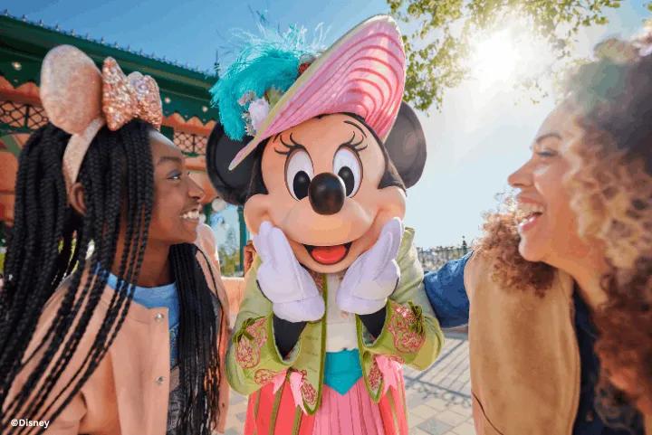 Guests with Minnie on Adventure Way, Disney Adventure World
