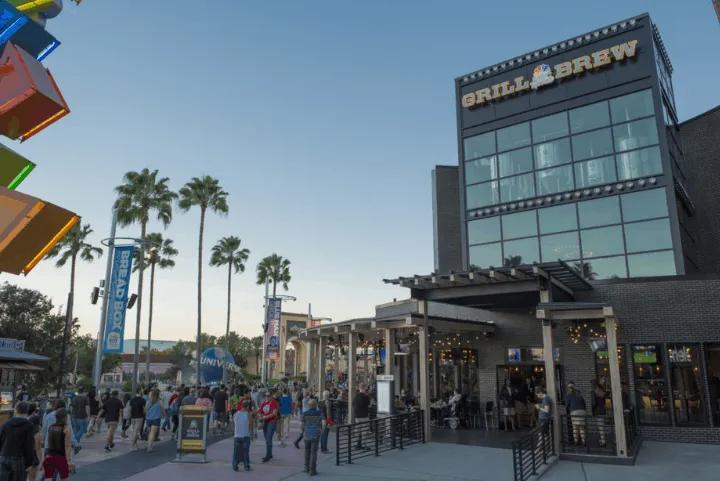 Crowds walking past Grill & Brew and shops at Universal CityWalk