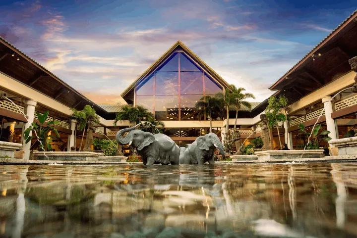 Loews Royal Pacific Resort courtyard