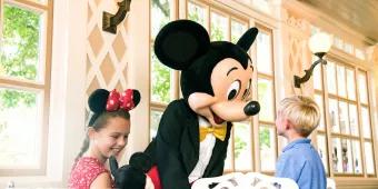 Mickey Mouse meeting two children at the Plaza Gardens buffet