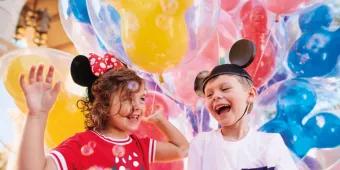 Kinder im Magic Kingdom Themenpark mit Luftballons