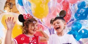 Kinder im Magic Kingdom Themenpark mit Luftballons Kinder im Magic Kingdom Themenpark mit Luftballons