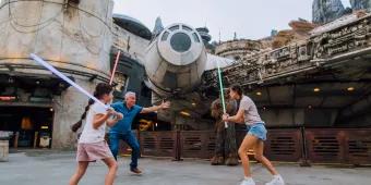 Gäste in Star Wars Galaxys Edge in Disney's Hollywood Studios Gäste in Star Wars Galaxys Edge in Disney's Hollywood Studios