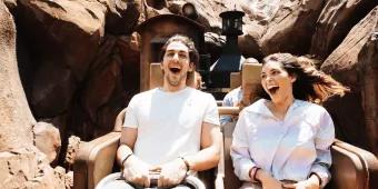 Gäste genießen eine der Attraktionen im Walt Disney World Themenpark Gäste genießen eine der Attraktionen im Walt Disney World Themenpark