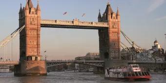 Tower Bridge Tower Bridge in London während eines Sonnenuntergangs