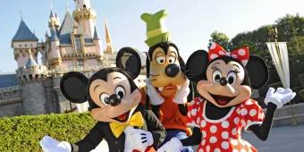 Micky, Minnie und Goofy in Disneyland Kalifornien Micky, Minnie und Goofy posieren vor dem Dornröschenschloss in Disneyland Kalifornien