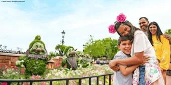 Familie beim EPCOT International Flower & Garden Festival Familie beim EPCOT International Flower & Garden Festival