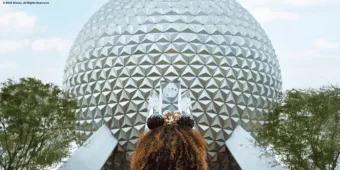 Spaceship Earth in EPCOT Mädchen mit Micky Ohren steht vor dem Spaceship Earth im Freizeitpark EPCOT in Orlando
