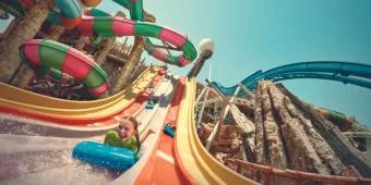 Yas Waterworld in Yas Island, Abu Dhabi Mädchen rutscht auf einer Wasserrutsche in Yas Waterworld