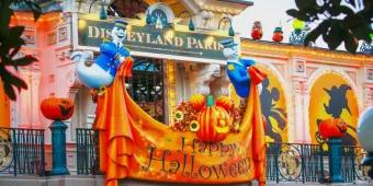 Halloween at Disneyland Paris A banner reading Happy Halloween on the Disneyland Paris train station