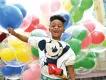 Kind mit Ballons im Magic Kingdom Park Kind mit Ballons im Magic Kingdom Park
