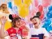 Kinder im Magic Kingdom Themenpark mit Luftballons Kinder im Magic Kingdom Themenpark mit Luftballons