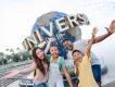Familie vor dem Universal Globe im Universal Orlando Resort Familie vor dem Universal Globe im Universal Orlando Resort