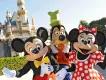 Micky, Minnie und Goofy in Disneyland Kalifornien Micky, Minnie und Goofy posieren vor dem Dornröschenschloss in Disneyland Kalifornien