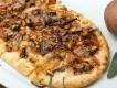 Herbstpizza Eine lange Pizza, belegt mit herbstlichen Zutaten