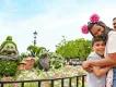 Familie beim EPCOT International Flower & Garden Festival Familie beim EPCOT International Flower & Garden Festival