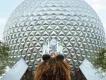 Spaceship Earth in EPCOT Mädchen mit Micky Ohren steht vor dem Spaceship Earth im Freizeitpark EPCOT in Orlando