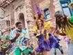 Mardi Gras im Universal Orlando Resort Menschen tanzen mit Mardi Gras Künstlern in bunten, mit Federn geschmückten Kostümen