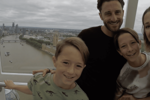 Eine glückliche Familie im London Eye in London