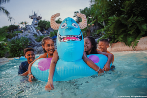 Kinder im Pool bei Disney H2O Glow After Hours