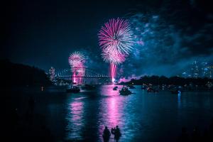 Das Silvesterfeuerwerk in Sydney erhellt den Hafen über der Harbour Bridge in Rosa und Blau
