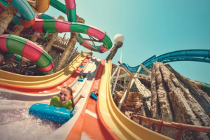 Mädchen rutscht auf einer Wasserrutsche in Yas Waterworld 
