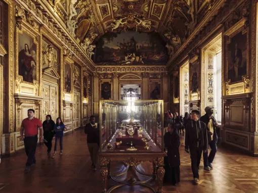 The Best of Paris Walking tour with Notre Dame, The Louvre & Seine River Cruise 