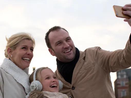 River Thames Hop-on Hop-off Sightseeing Cruise & Tower of London Combo Ticket