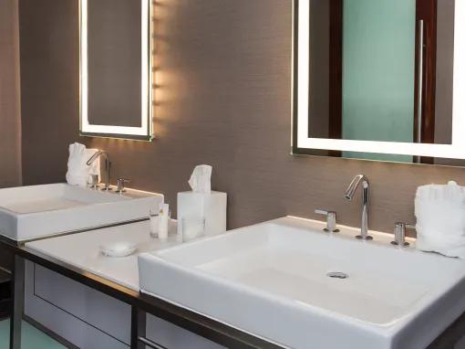 Bay Lake View - 1 Bedroom Suite - Club Level