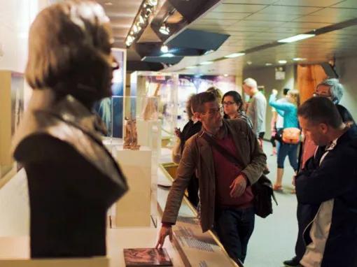 Essential Statue Tour with Pedestal Tickets