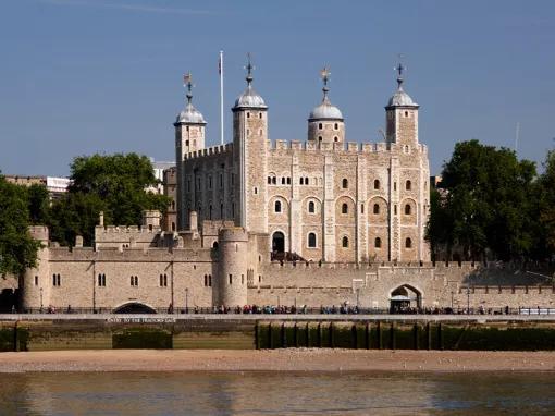 River Thames Hop-on Hop-off Sightseeing Cruise & Tower of London Combo Ticket