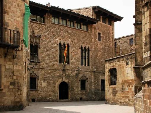 Welcome to Barcelona City Tour: Old Town, Historic Port and Cathedral Rooftop