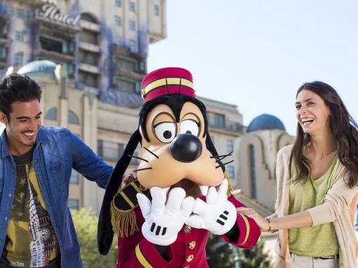 Goofy and guests in front of the tower of terror in Walt Disney Studios Park