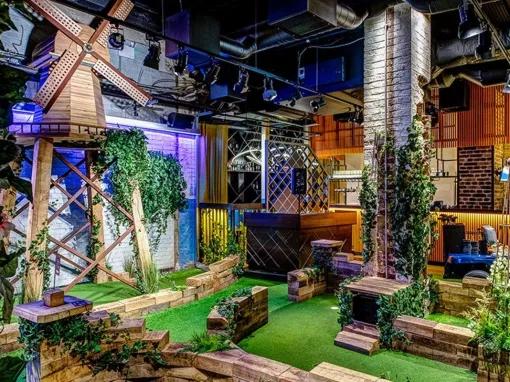 Crazy Golf, Drinks and Street Food for Two at Swingers London