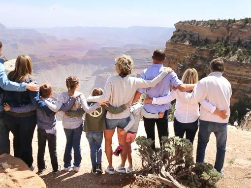 A group standing on the egde at the Grand Canyon