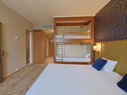 Family Room with bunk bed at the Dream Castle Hotel Paris