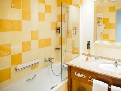 Dream Castle Hotel Paris guest bathroom