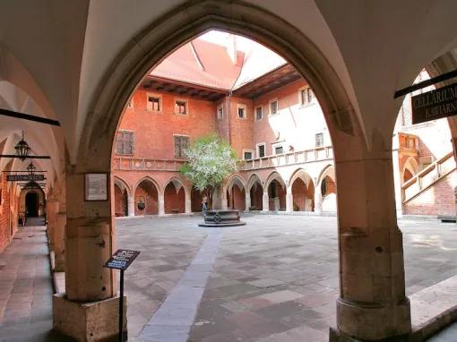 krakow-courtyard