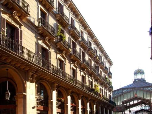 Barcelona-building-with-balconies