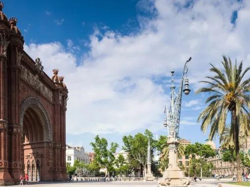 arc-de-triomf-closer-view