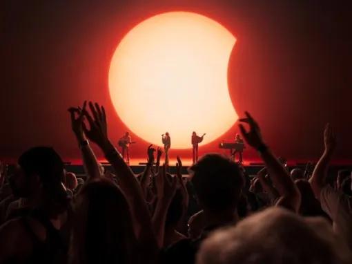 crowd-enjoying-concert